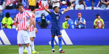 বিপদত ত্ৰাণকৰ্তা এমবাপে, পেৰাগুৱেৰ প্ৰত্যাহ্বান নেওচি বিশ্বকাপৰ কোৱাৰ্টাৰ ফাইনেলত ফ্ৰান্স