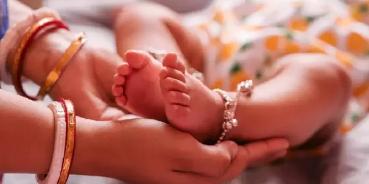 ৫২ বছৰৰ অপেক্ষাৰ অন্ত, পৰিয়াললৈ আহিল কন্যাসন্তান! খবৰ শুনি হাস্পতালত আৱেগিক হৈ পৰিল পৰিয়ালৰ লোক