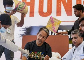 সোণম ৱাংচুকক চিকিৎসালয়লৈ লৈ গ’ল আৰক্ষীয়ে; অনশনৰ ২১ দিনত শাৰীৰিক অৱস্থাৰ অৱনতি