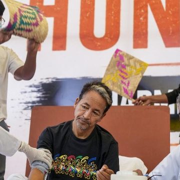 সোণম ৱাংচুকক চিকিৎসালয়লৈ লৈ গ’ল আৰক্ষীয়ে; অনশনৰ ২১ দিনত শাৰীৰিক অৱস্থাৰ অৱনতি