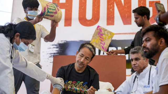 সোণম ৱাংচুকক চিকিৎসালয়লৈ লৈ গ’ল আৰক্ষীয়ে; অনশনৰ ২১ দিনত শাৰীৰিক অৱস্থাৰ অৱনতি