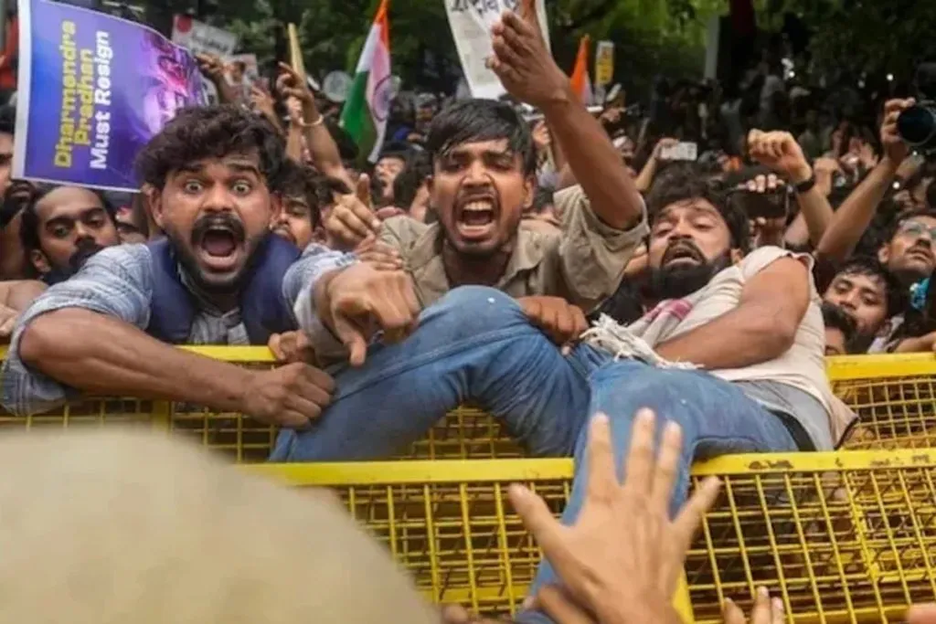 দিল্লীত ককৰোচ জনতা পাৰ্টিৰ উত্তাল প্ৰতিবাদ, হিংসাত অভিযুক্তৰ পাছপৰ্ট বাতিলৰ সম্ভাৱনা