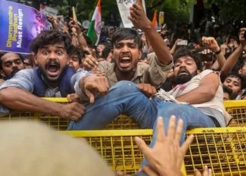 দিল্লীত ককৰোচ জনতা পাৰ্টিৰ উত্তাল প্ৰতিবাদ, হিংসাত অভিযুক্তৰ পাছপৰ্ট বাতিলৰ সম্ভাৱনা