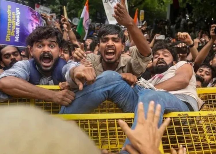 দিল্লীত ককৰোচ জনতা পাৰ্টিৰ উত্তাল প্ৰতিবাদ, হিংসাত অভিযুক্তৰ পাছপৰ্ট বাতিলৰ সম্ভাৱনা