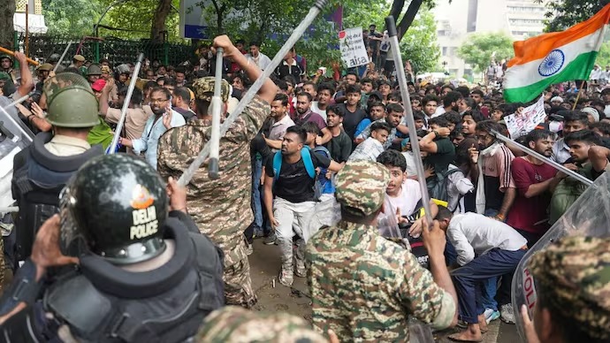ছাত্ৰ-ছাত্ৰী আৰু শিক্ষকসকলক যন্তৰ মন্তৰত চলি থকা প্ৰতিবাদৰ পৰা আঁতৰি থাকিবলৈ পৰামৰ্শ দিল্লী বিশ্ববিদ্যালয়ৰ