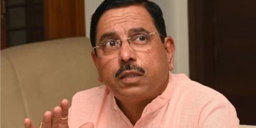 প্ৰহ্লাদ যোশীৰ হাতত শিক্ষা মন্ত্ৰালয়ৰ দায়িত্ব অৰ্পণ মোদী চৰকাৰৰ