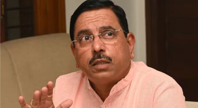 প্ৰহ্লাদ যোশীৰ হাতত শিক্ষা মন্ত্ৰালয়ৰ দায়িত্ব অৰ্পণ মোদী চৰকাৰৰ