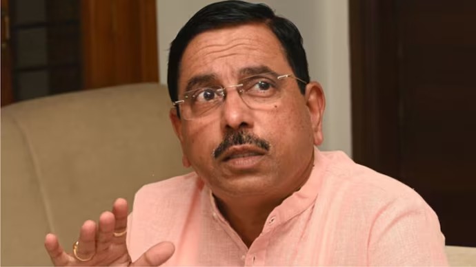 প্ৰহ্লাদ যোশীৰ হাতত শিক্ষা মন্ত্ৰালয়ৰ দায়িত্ব অৰ্পণ মোদী চৰকাৰৰ