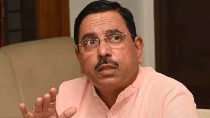 প্ৰহ্লাদ যোশীৰ হাতত শিক্ষা মন্ত্ৰালয়ৰ দায়িত্ব অৰ্পণ মোদী চৰকাৰৰ