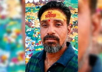 বাথৰুমৰ টাইলছৰ তলত পুতি থোৱা আছিল স্বামীৰ মৃতদেহ! ৪৫ দিনৰ পাছত ৰহস্যৰ অন্ত, পত্নী গ্ৰেপ্তাৰ