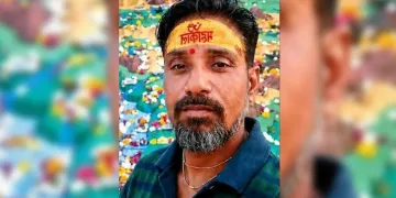বাথৰুমৰ টাইলছৰ তলত পুতি থোৱা আছিল স্বামীৰ মৃতদেহ! ৪৫ দিনৰ পাছত ৰহস্যৰ অন্ত, পত্নী গ্ৰেপ্তাৰ