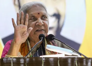 প্ৰথমে এগৰাকী নিপুণ মাতৃ হওক তাৰ পিছত আইএএছ-ৰ সপোন দেখক: উত্তৰ প্ৰদেশৰ ৰাজ্যপালৰ পৰামৰ্শ