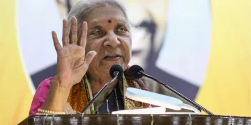 প্ৰথমে এগৰাকী নিপুণ মাতৃ হওক তাৰ পিছত আইএএছ-ৰ সপোন দেখক: উত্তৰ প্ৰদেশৰ ৰাজ্যপালৰ পৰামৰ্শ