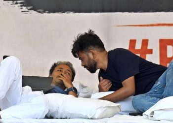 শিক্ষামন্ত্ৰীৰ পদত্যাগৰ দাবীত ১৪ দিন ধৰি অনশনত সোনম ৱাংচুক, ক’লে ‘মই গান্ধী নহয়’