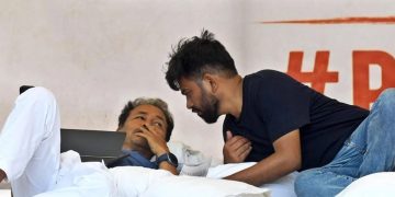 শিক্ষামন্ত্ৰীৰ পদত্যাগৰ দাবীত ১৪ দিন ধৰি অনশনত সোনম ৱাংচুক, ক’লে ‘মই গান্ধী নহয়’