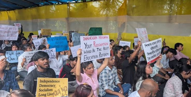 মন্ত্ৰী কেশৱ মহন্তৰ জীয়ৰী দিবিশাই মনত পেলাই দিলে প্ৰহ্লাদ-হিৰণ্যকশিপুৰৰ কাহিনীলৈ : ককৰোছ পাৰ্টিৰ আন্দোলনত মোদী বিৰোধী শ্লোগান দিবিশা মহন্তৰ