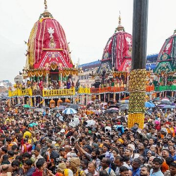 ৰথযাত্ৰাত বৃহৎ অঘটন! পুৰীত ভিৰৰ হেঁচাত পদপিষ্ট সদৃশ ঘটনা; এজনৰ মৃত্যু, ১২০ জন অসুস্থ