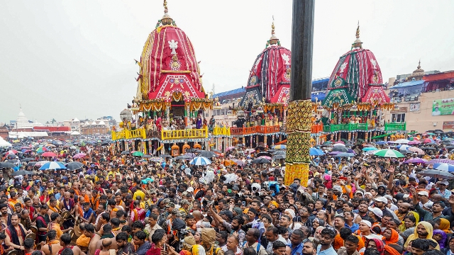 ৰথযাত্ৰাত বৃহৎ অঘটন! পুৰীত ভিৰৰ হেঁচাত পদপিষ্ট সদৃশ ঘটনা; এজনৰ মৃত্যু, ১২০ জন অসুস্থ