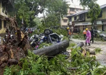মহাৰাষ্ট্ৰত বৰষুণৰ তাণ্ডৱ, ১৬ জনৰ মৃত্যু : পুনেত ৰেড এলাৰ্ট, ভূমিস্খলনৰ বাবে ব্যাহত ৰে’ল আৰু পথ যোগাযোগ