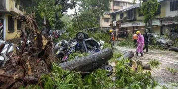 মহাৰাষ্ট্ৰত বৰষুণৰ তাণ্ডৱ, ১৬ জনৰ মৃত্যু : পুনেত ৰেড এলাৰ্ট, ভূমিস্খলনৰ বাবে ব্যাহত ৰে’ল আৰু পথ যোগাযোগ