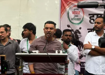 ‘নীতিন গাডকাৰীৰ পৰীক্ষা-নিৰীক্ষাত ধ্বংস হৈছে আমাৰ গাড়ী!’ ‘ইথানল মিহলি পেট্ৰ’ল’ৰ বিৰুদ্ধে দিল্লীত প্ৰতিবাদ