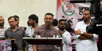 ‘নীতিন গাডকাৰীৰ পৰীক্ষা-নিৰীক্ষাত ধ্বংস হৈছে আমাৰ গাড়ী!’ ‘ইথানল মিহলি পেট্ৰ’ল’ৰ বিৰুদ্ধে দিল্লীত প্ৰতিবাদ