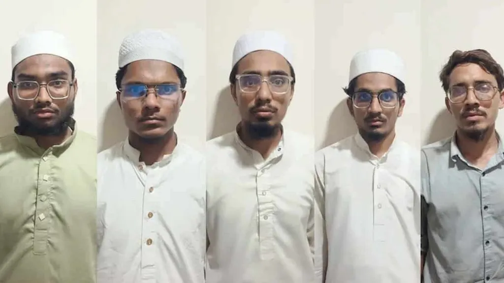 টাইম বোমাৰে ভাৰতত ভয়ংকৰ আক্ৰমণৰ পৰিকল্পনা! গুজৰাটত গ্ৰেপ্তাৰ ৫ জইছ সন্ত্ৰাসবাদী