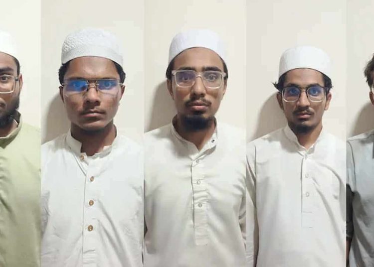 টাইম বোমাৰে ভাৰতত ভয়ংকৰ আক্ৰমণৰ পৰিকল্পনা! গুজৰাটত গ্ৰেপ্তাৰ ৫ জইছ সন্ত্ৰাসবাদী