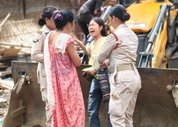 বামুণীমৈদামত বুলড’জাৰে ভাঙিলে ৬০টা ঘৰ, আশ্ৰয় বিচাৰি হাহাকাৰ পৰিয়ালৰ
