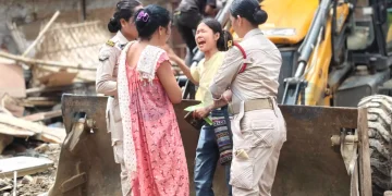 বামুণীমৈদামত বুলড’জাৰে ভাঙিলে ৬০টা ঘৰ, আশ্ৰয় বিচাৰি হাহাকাৰ পৰিয়ালৰ