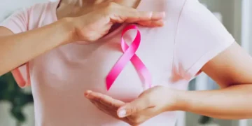 অতিৰিক্ত ওজন আৰু অপৰ্যাপ্ত টোপনি! যি বঢ়াই তোলে স্তনৰ কৰ্কটৰ সম্ভাৱনা