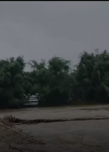 ধেমাজিত পুনৰ বানৰ তাণ্ডৱ: জিয়াধলৰ সোঁতত উটি গ’ল বাসগৃহ, কথমপি প্ৰাণৰক্ষা বৃদ্ধা মাতৃ আৰু অসুস্থ কন্যাৰ