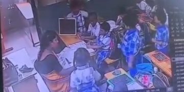 হোমৱৰ্ক নকৰাৰ বাবে ৬ বছৰীয়া শিশুক প্ৰহাৰ শিক্ষয়ত্ৰীৰ; ঘটনাস্থলীতে হেৰুৱালে প্ৰাণ