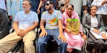 ‘গোচৰ ৰুজু নকৰালৈকে নুঠোঁ’: যন্তৰ মন্তৰত পেলেট গান ব্যৱহাৰৰ বিৰুদ্ধে ধৰ্ণা ৰাহুল গান্ধীৰ