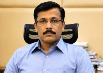 ২১ বছৰৰ কাৰ্যকালত ২৫ টা ট্ৰান্সফাৰ! ডাবাং খ্যাত এইজন আই এ এছ বিষয়াৰ নাম শুনিলেই ভয়ত কঁপি উঠে হোটেল ৰেঁস্তোৰাৰ মালিক