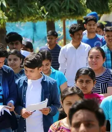 ৩ বছৰত দেশত বন্ধ হৈছে শ শ কাৰিকৰী শিক্ষা প্ৰতিষ্ঠান! আন্তঃগাঁথনিৰ অভাৱ, কেন্দ্ৰৰ তথ্যক লৈ উদ্বেগ