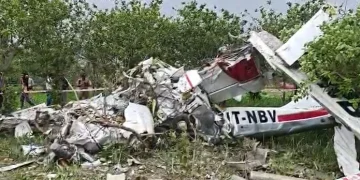 কানপুৰৰ গংগা বেৰেজৰ সমীপত হঠাতে ভাঙি পৰিল বিমান, ২ জনৰ মৃত্যু