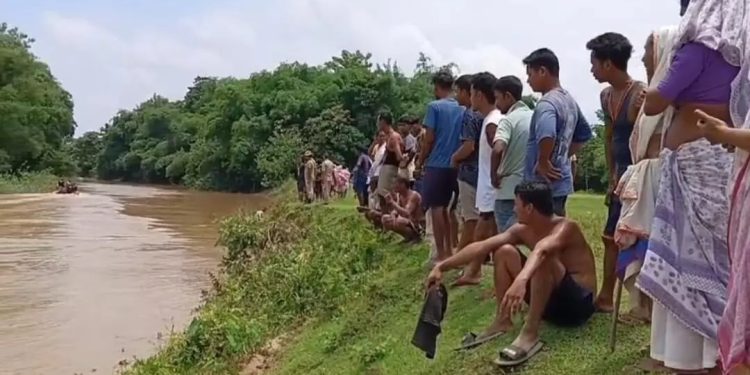 যোৰহাটত শোকাৱহ ঘটনা: ভোগদৈ নদীত ডেৰ বছৰীয়া সন্তানসহ সন্ধানহীন মাতৃ