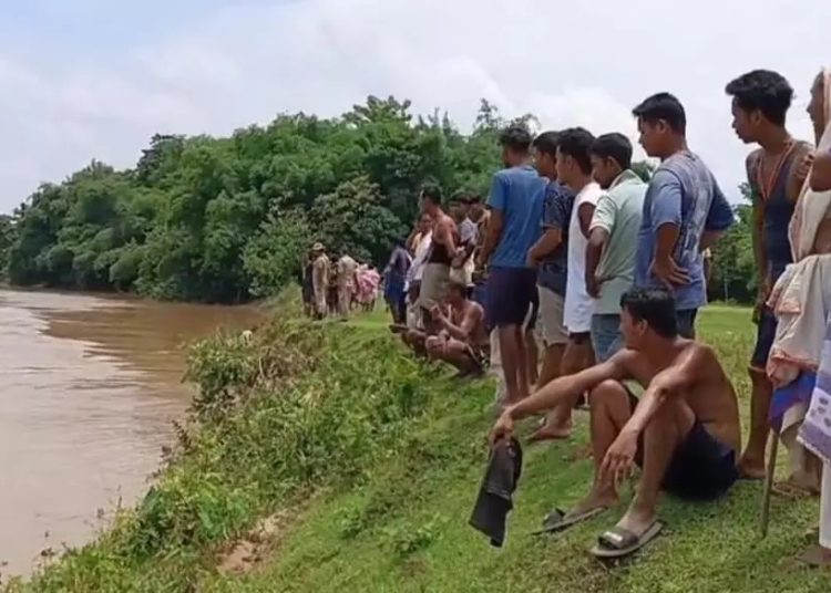যোৰহাটত শোকাৱহ ঘটনা: ভোগদৈ নদীত ডেৰ বছৰীয়া সন্তানসহ সন্ধানহীন মাতৃ