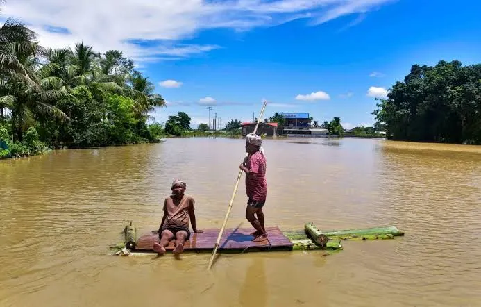 চেলেংহাট লেফেৰাত হোৰাহোৰে সোমাইছে টীয়ক নৈৰ বাঢ়নী পানী : উদ্ধাৰকাৰীৰ দল সাজু ৰাখিবলৈ আহ্বান জ্ঞানশ্ৰী বৰাৰ