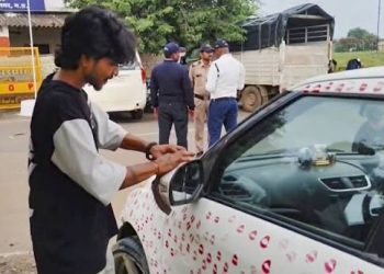 প্ৰেমিকাৰ চুমাই নাকটি চিঙিলে প্ৰেমিকৰ : চুমাই প্ৰতি ১.৬১ টকাকৈ মুঠ ৫,৫০০ টকাৰ জৰিমণা ভৰিলে প্ৰেমিকে