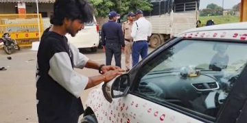 প্ৰেমিকাৰ চুমাই নাকটি চিঙিলে প্ৰেমিকৰ : চুমাই প্ৰতি ১.৬১ টকাকৈ মুঠ ৫,৫০০ টকাৰ জৰিমণা ভৰিলে প্ৰেমিকে