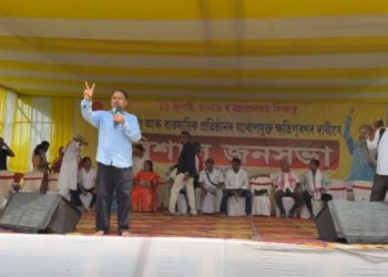৪৮ ঘণ্টাৰ ভিতৰত বান সাহায্য দিয়ক, নহ’লে গুৱাহাটী অভিমুখে পদযাত্ৰা কৰিব বানাক্ৰান্তই : বৰ্ডিং ফিল্ডত হুংকাৰ অখিল গগৈৰ