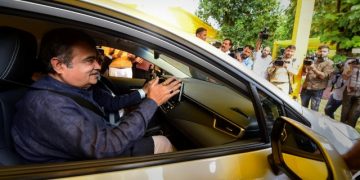 পেট্ৰল নোহোৱাকৈ চলিব গাড়ী! অক্টোবৰত মুকলি হ’ব ১০০% ইথানল ইনোভা; জনালে নীতিন গাডকাৰীয়ে