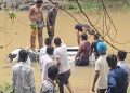 খৰস্ৰোতা সুঁতিত পৰি ডুবি গ’ল গাড়ী; তিনিটি শিশুকে ধৰি ৮ গৰাকী তীৰ্থযাত্ৰীৰ মৃত্যু
