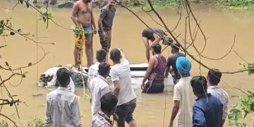খৰস্ৰোতা সুঁতিত পৰি ডুবি গ’ল গাড়ী; তিনিটি শিশুকে ধৰি ৮ গৰাকী তীৰ্থযাত্ৰীৰ মৃত্যু
