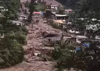 পাহাৰৰ পৰা নামি আহিল মাটি-শিলৰ ঢল; ধ্বংস একাধিক ঘৰ-বাৰী! ছিকিমত ভয়াৱহ ভূমিস্খলন