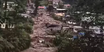 পাহাৰৰ পৰা নামি আহিল মাটি-শিলৰ ঢল; ধ্বংস একাধিক ঘৰ-বাৰী! ছিকিমত ভয়াৱহ ভূমিস্খলন