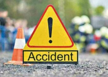 বাইক ৰখাই কথা পাতিছিল ফোনত; পিছফালৰ পৰা অহা গাড়ীৰ তীব্ৰ খুন্দাত মৃত্যু শিশুকে ধৰি সমগ্ৰ পৰিয়ালটোৰ