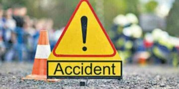 বাইক ৰখাই কথা পাতিছিল ফোনত; পিছফালৰ পৰা অহা গাড়ীৰ তীব্ৰ খুন্দাত মৃত্যু শিশুকে ধৰি সমগ্ৰ পৰিয়ালটোৰ